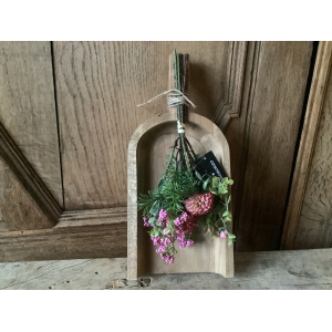 Houten schep met kunstboeket