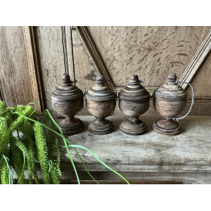 Set van 4 kleine houten potjes