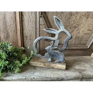 Aluminium konijnen op houten voet zilver