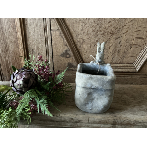 Stenen potje met kijkend haasje