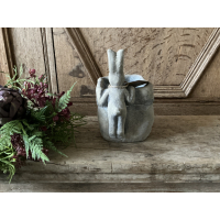 Stenen potje met kijkend haasje