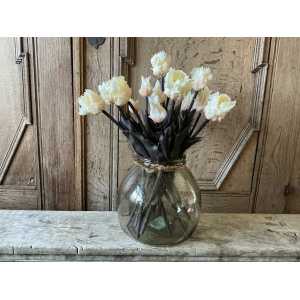 Bubbelglazen vaas met groot boek tulpen