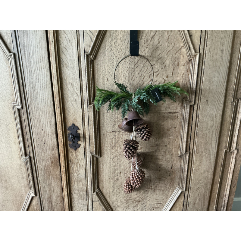 Kunsttakken hanger met dennenappels en bellen