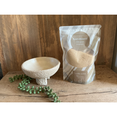 Stoere schaal met zak kaarsenzand