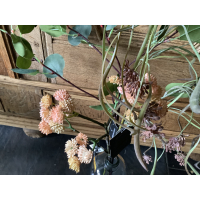 Boeket kunstbloemen en takken