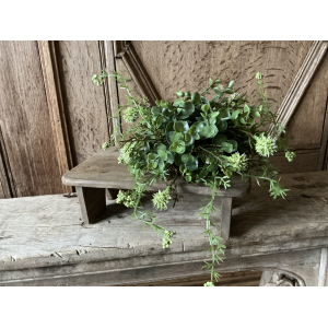 Houten bankje met toef kunstbloemen