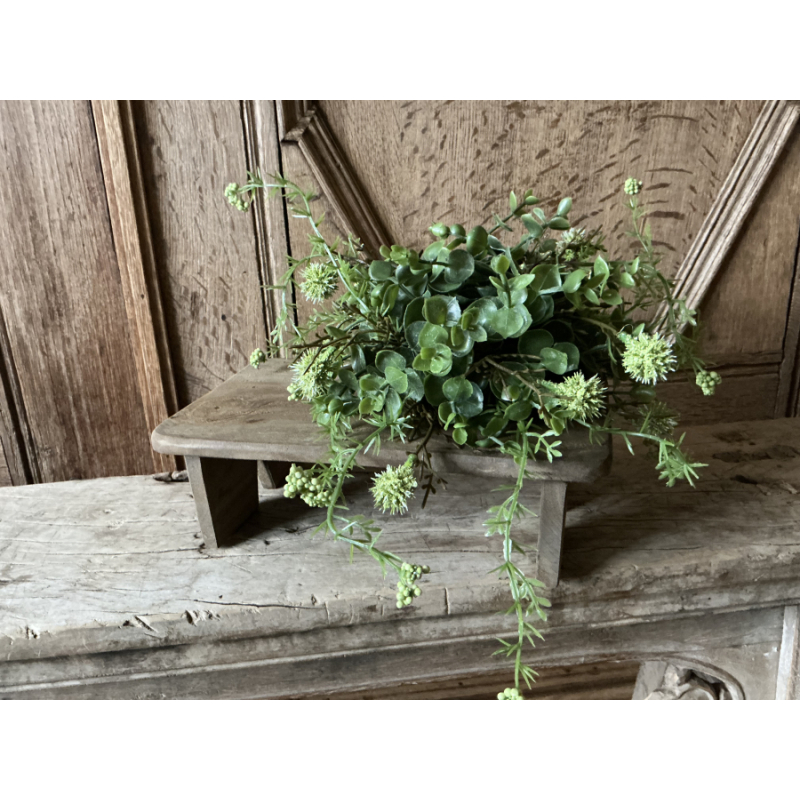 Houten bankje met toef kunstbloemen