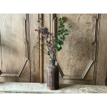 Roestkleurige vaas met kunstbloemen