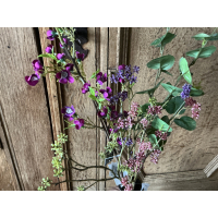 Roestkleurige vaas met kunstbloemen