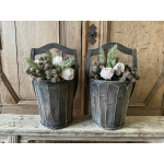 2 houten emmers met kunstbloemen