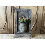 Houten paneel met halve vaas en kunstbloemen