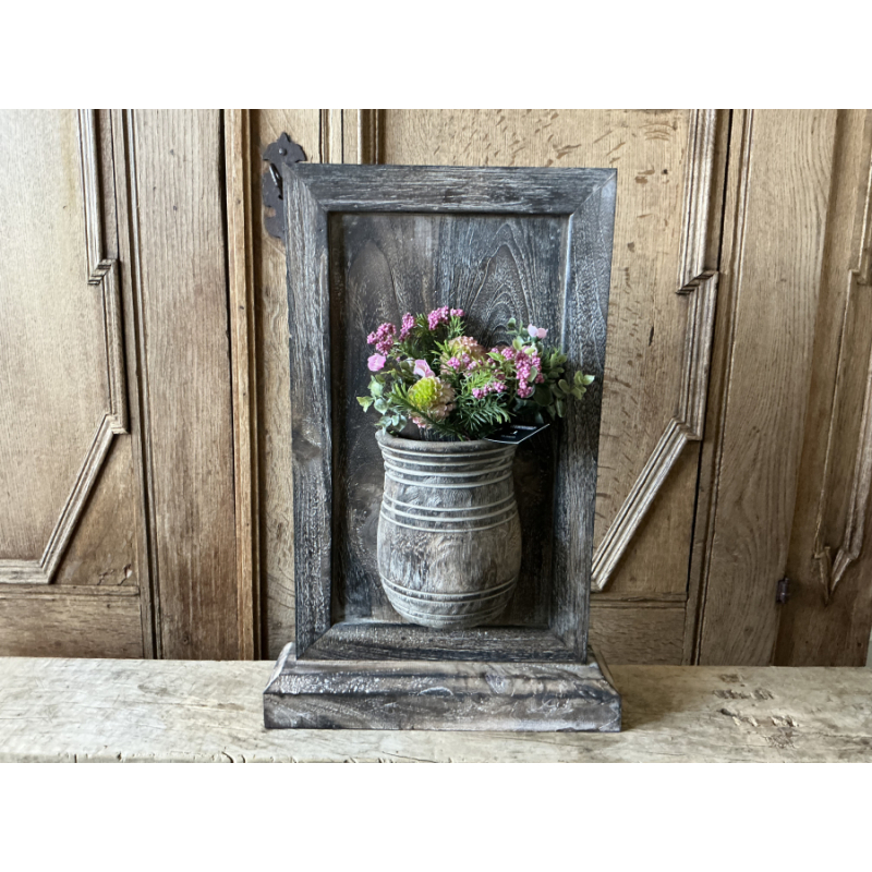 Houten paneel met halve vaas en kunstbloemen