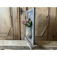 Houten paneel met halve vaas en kunstbloemen