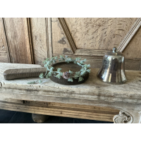 Houten schep met glazen klok en kunsttak