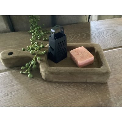 Houten plankje met geurblokje en rasp